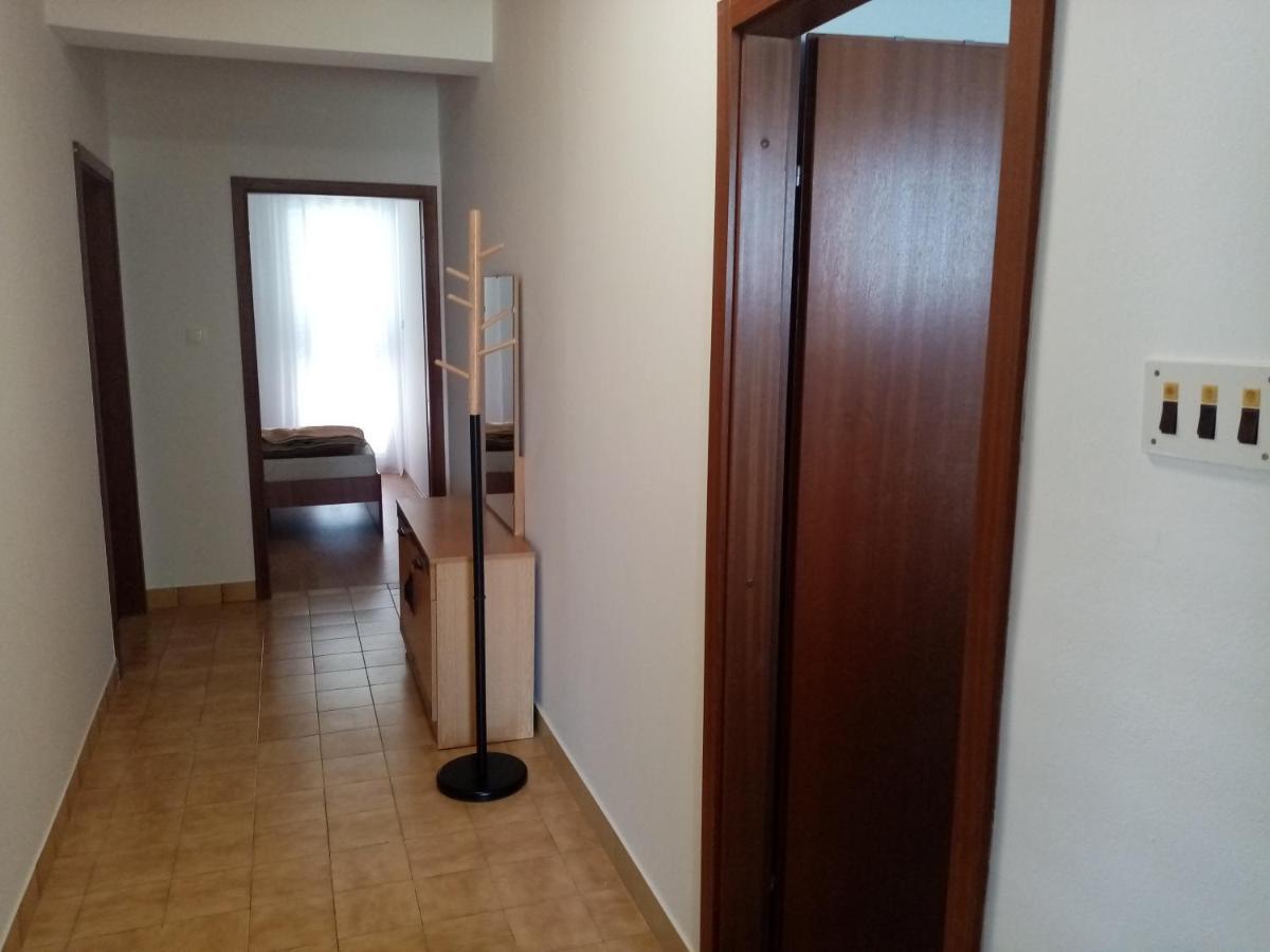 Pave Apartment Betina  Luaran gambar